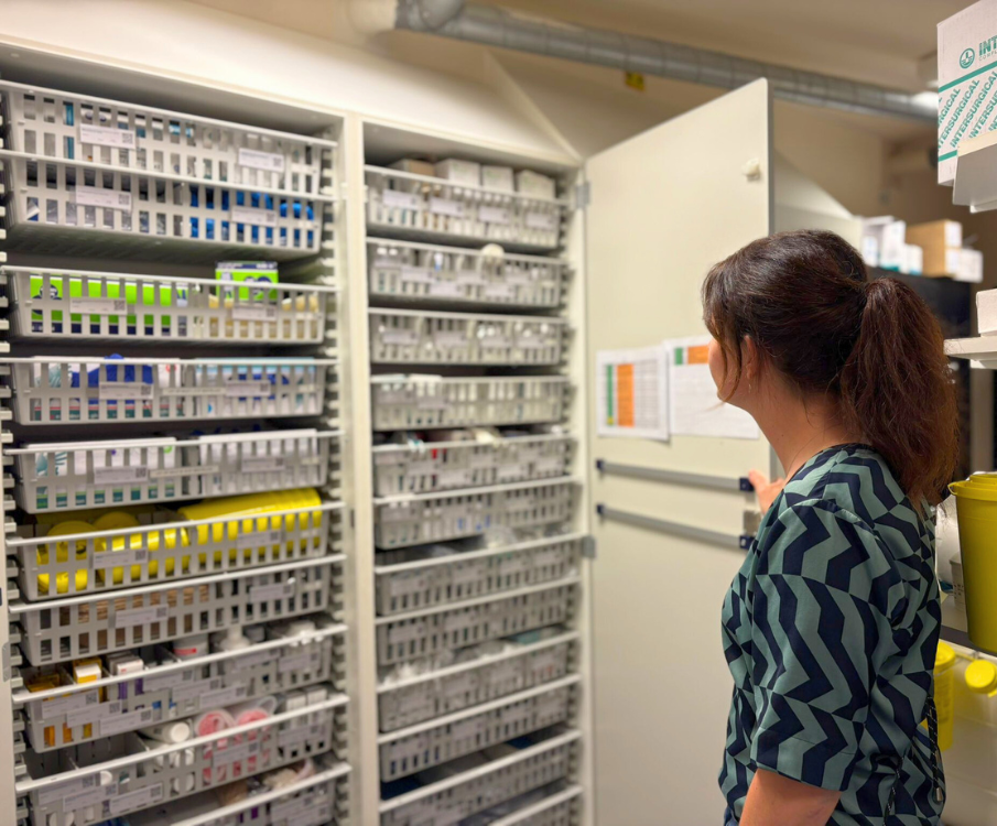 Vrouw zoekt iets in voorraadkast zorginstelling