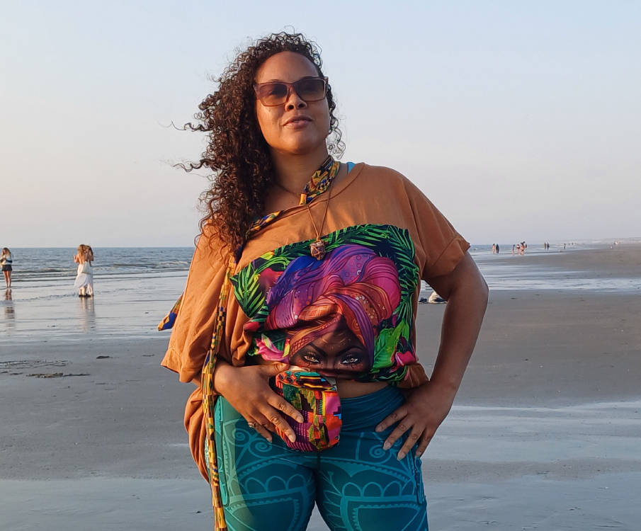 Loraine Klaiber op het strand, zij maakt kunst van stomamateriaal.