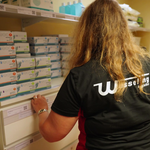 Een medewerker van partner Wesseling staat voor een voorraadkast