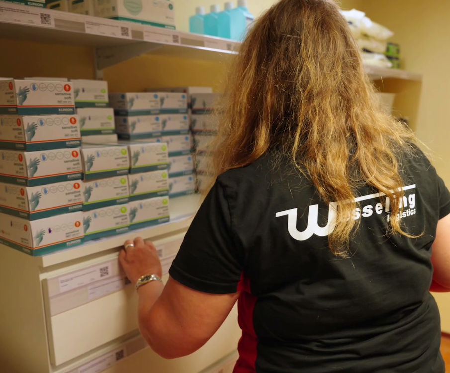 Een medewerker van partner Wesseling staat voor een voorraadkast