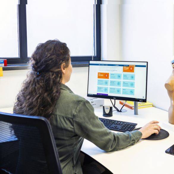 Zorgprofessional achter bureau