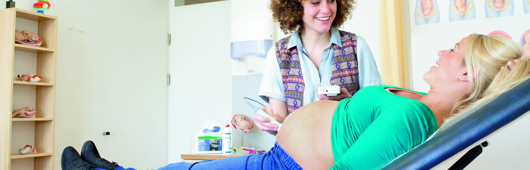 Verloskundige voert controle uit